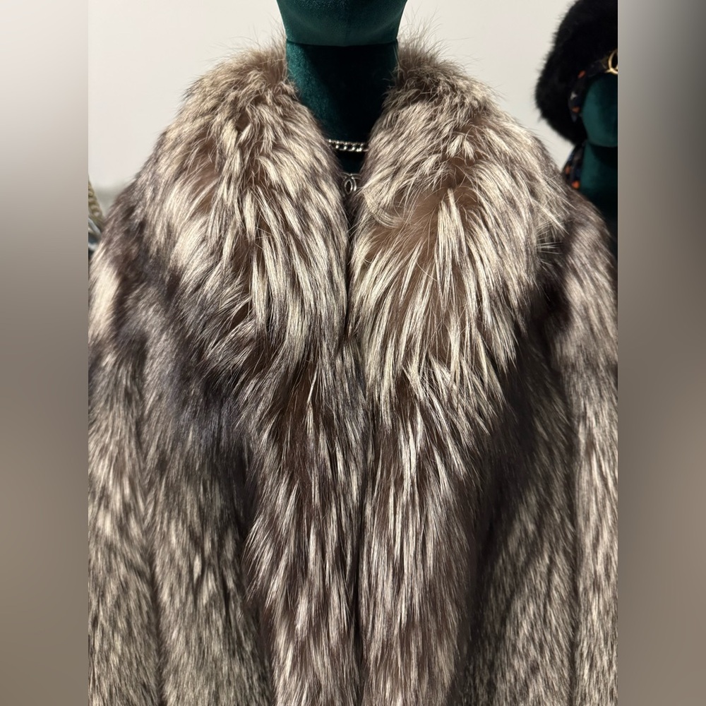 Luxurious SAGA Fox Fur Coat - Picture 9 of 17